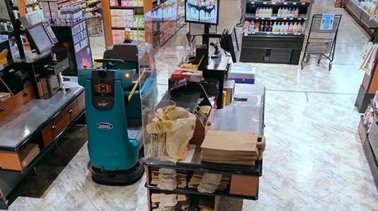 正在杂货店中进行清洁的 T380AMR 正在杂货店中进行清洁的 T380AMR
