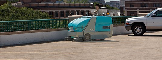 对停车场进行清洁的 S20 骑乘式扫地机 对停车场进行清洁的 S20 骑乘式扫地机