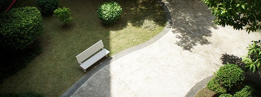 具有长凳和步道的室外学校庭院 具有长凳和步道的室外学校庭院